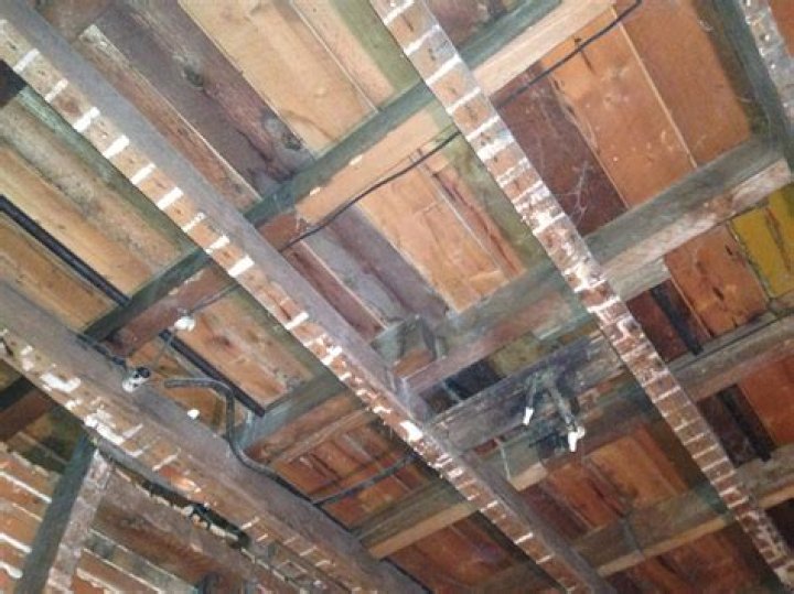 Are ceiling joists load-bearing?
