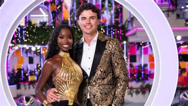 Are Nic and Savannah together?