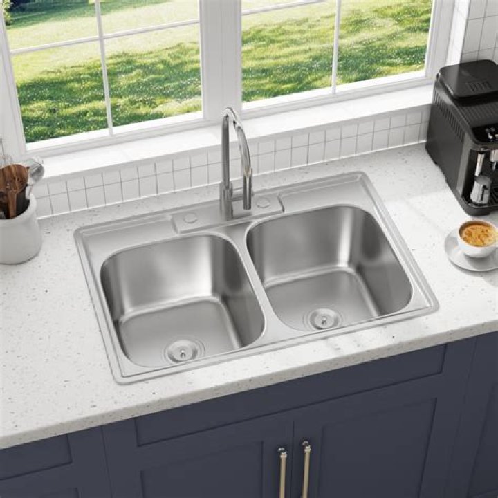 Can a knife be left in the sink to be washed later?