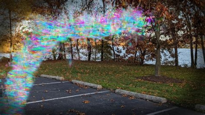 Can a migraine aura last several hours?