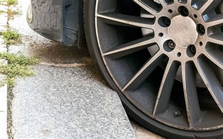 Can hitting a curb damage tire?