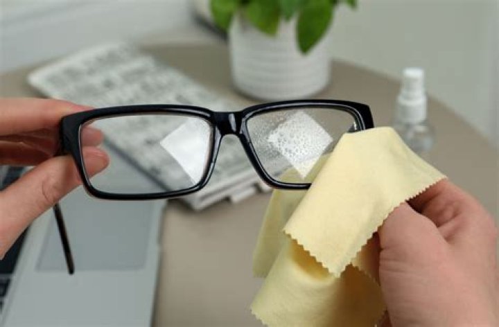 Can I clean eyeglasses with Windex?