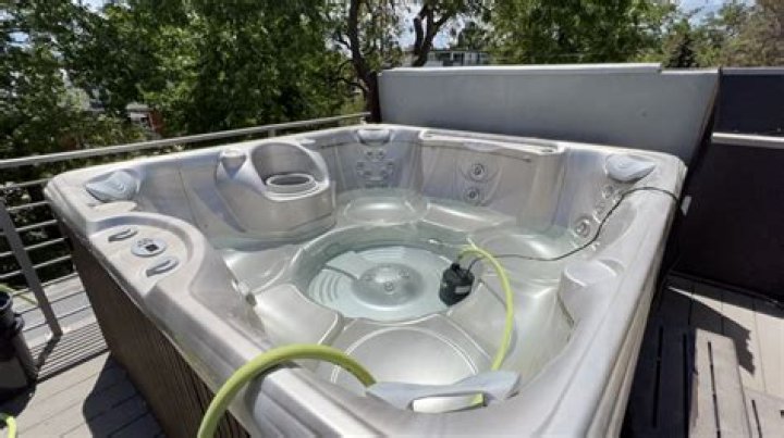Can I put vinegar in my hot tub?