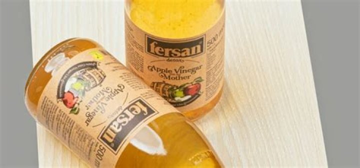 Can I spray vinegar on mold and leave it?