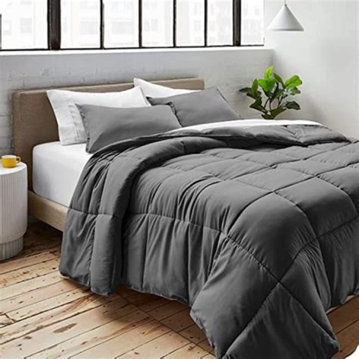 Can I use a king quilt on a queen bed?