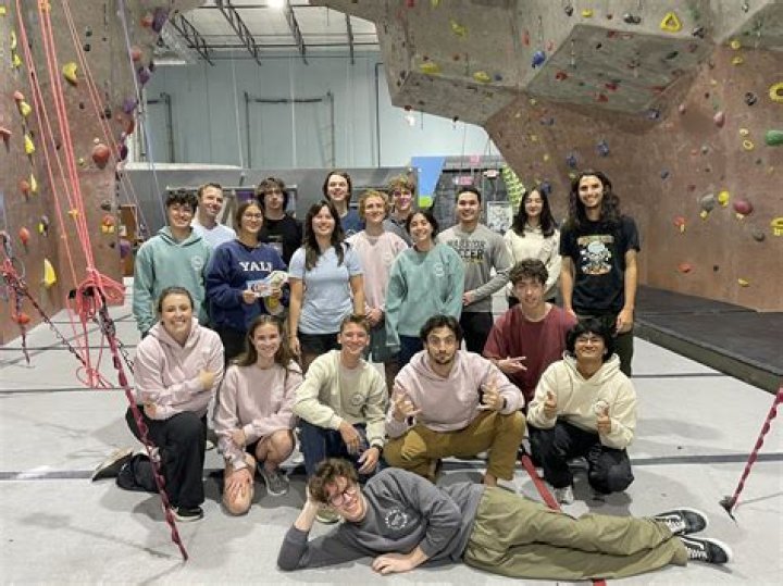 Can lice climb up clothes?