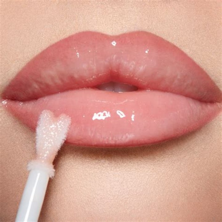 Can u kiss with lip gloss?