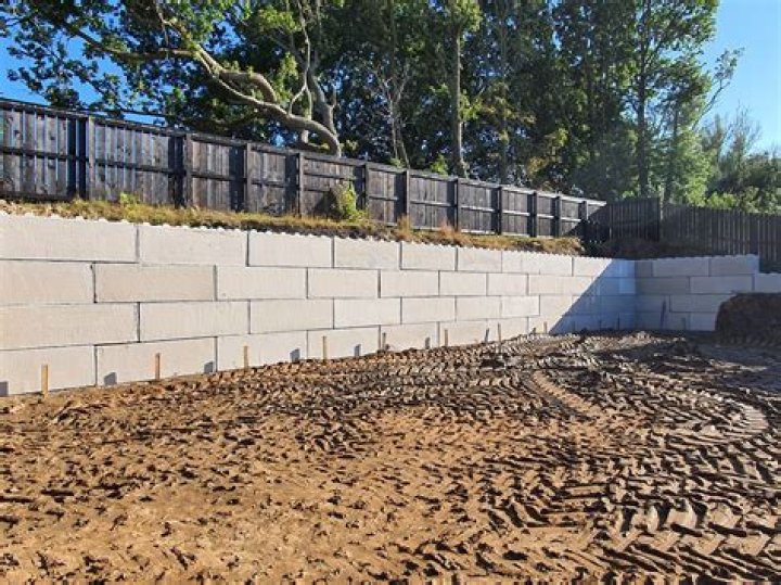 Can you put retaining wall on concrete?