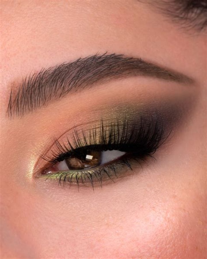 Can you wear green eyeshadow with green eyes?
