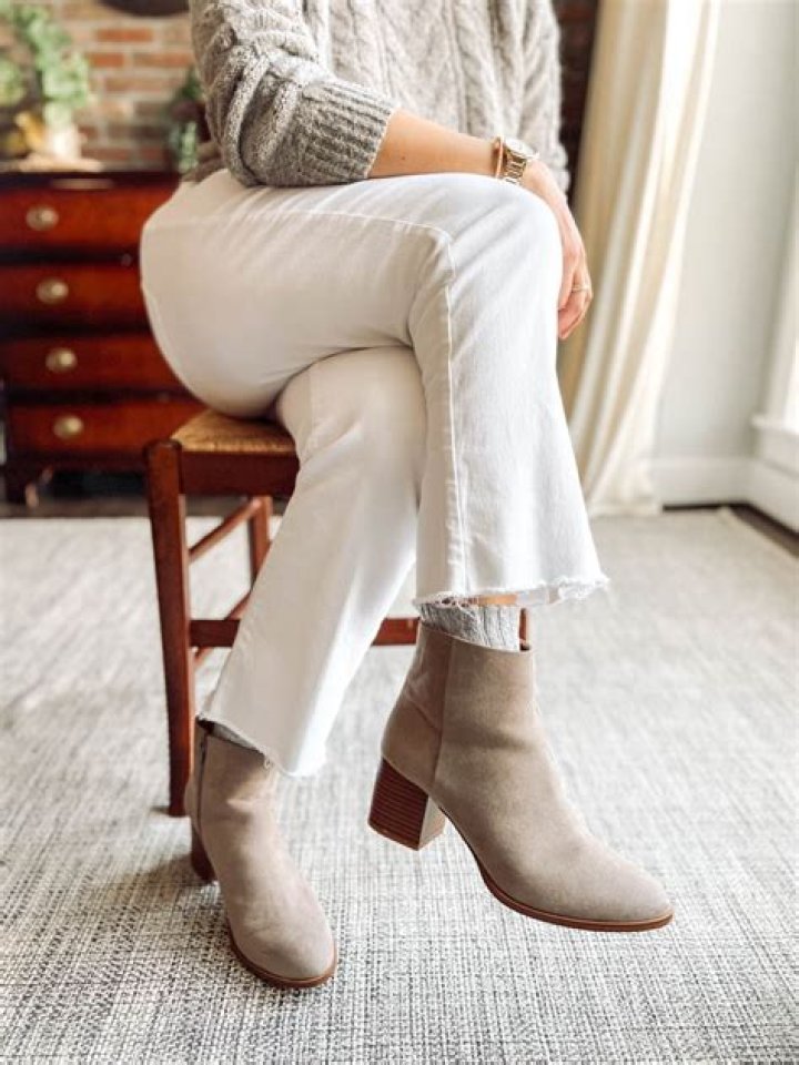 Do movers wear booties?