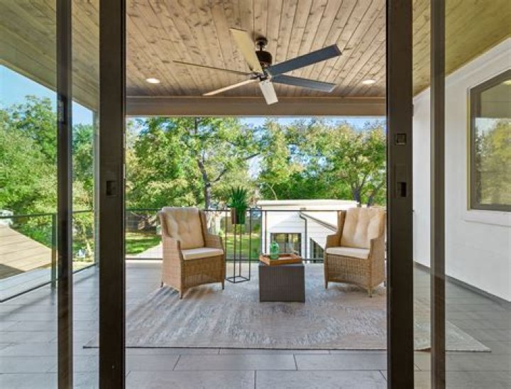 Do outdoor ceiling fans keep bugs away?