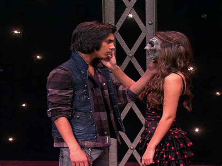 Do Tori and Beck ever kiss?