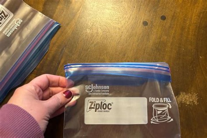 Does a Ziploc bag full of water keep flies away?