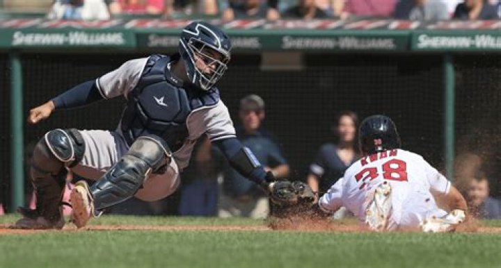 Does catcher have to tag runner with glove?