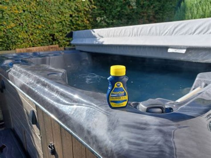 Does chlorine raise or lower pH in hot tub?