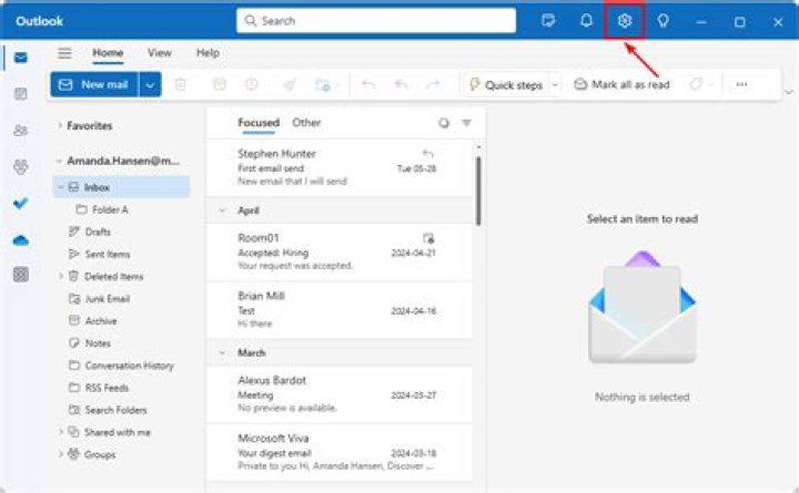 Does Outlook sync your signature?