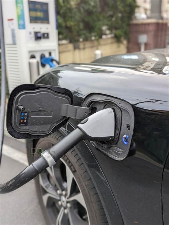 Does Tesla use any oil?