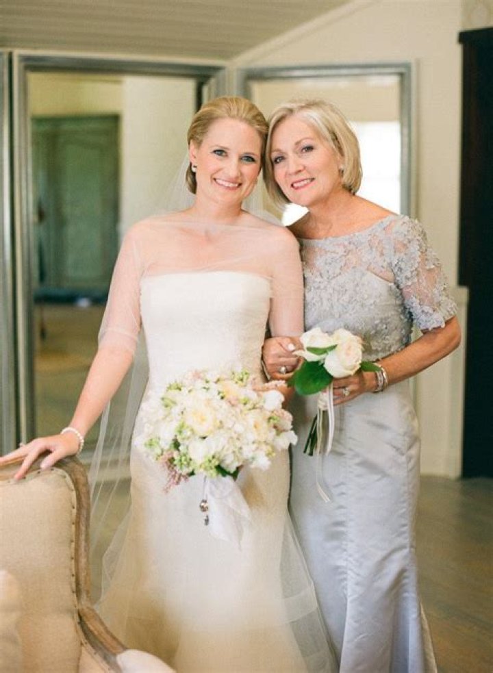 Does the mother of the bride have flowers?