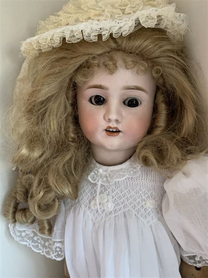 How can you tell an antique porcelain doll?