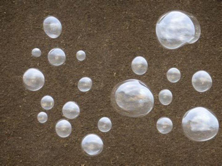How can you tell the difference between gas bubbles and baby moving?