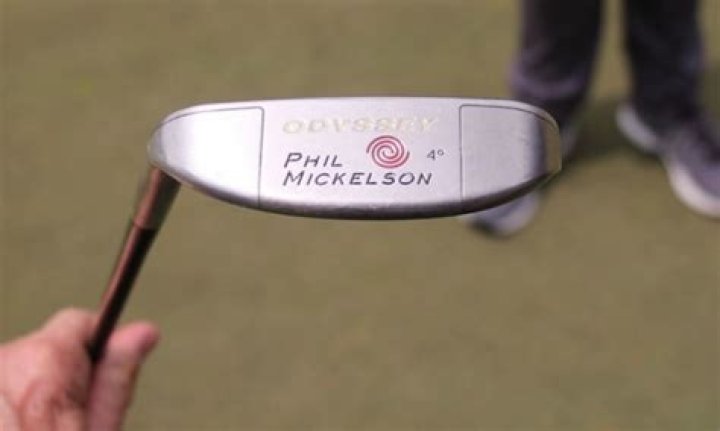 How does Phil Mickelson hold his putter?