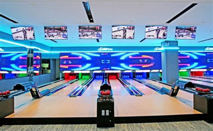 How many bowling alleys are there in the UK?