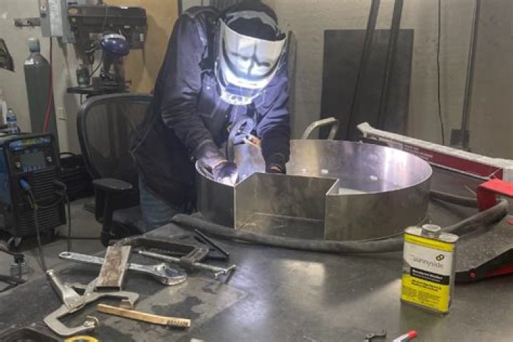 How many days a week do welders work?