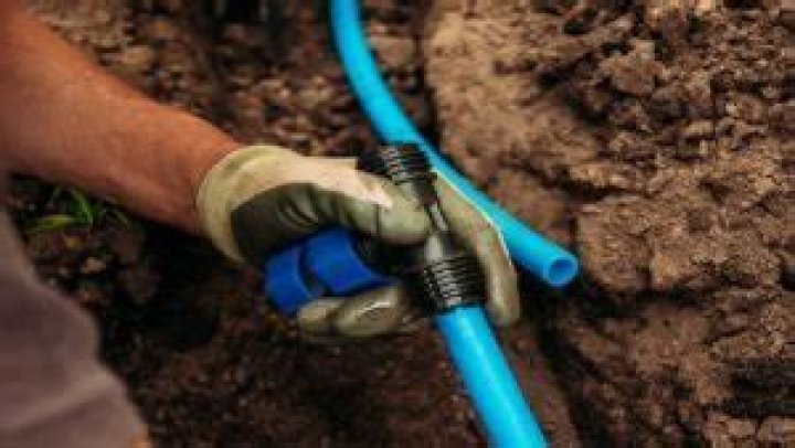 How many gpm does a garden hose flow?