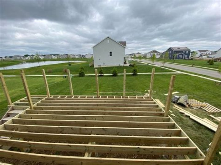 How much does it cost to build a 16x20 deck?
