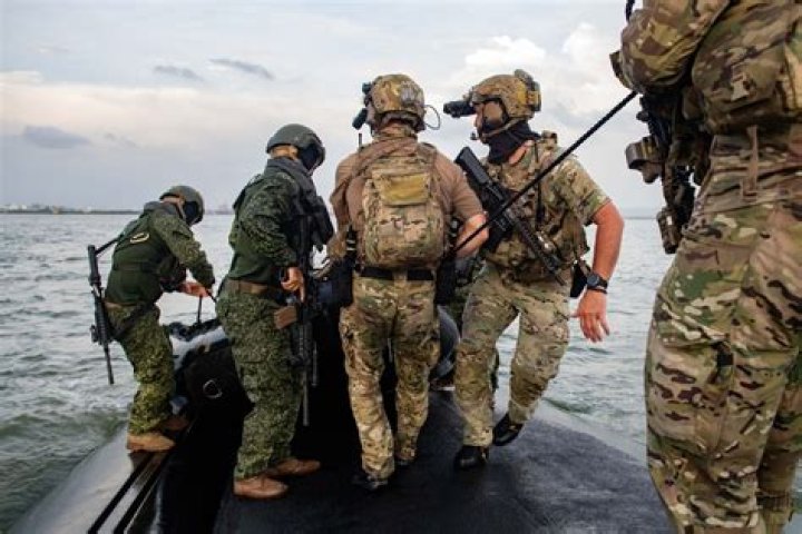 How old are most Navy SEALs?