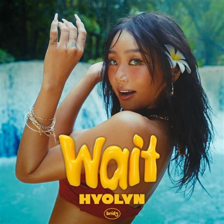 How old is Hyolyn?