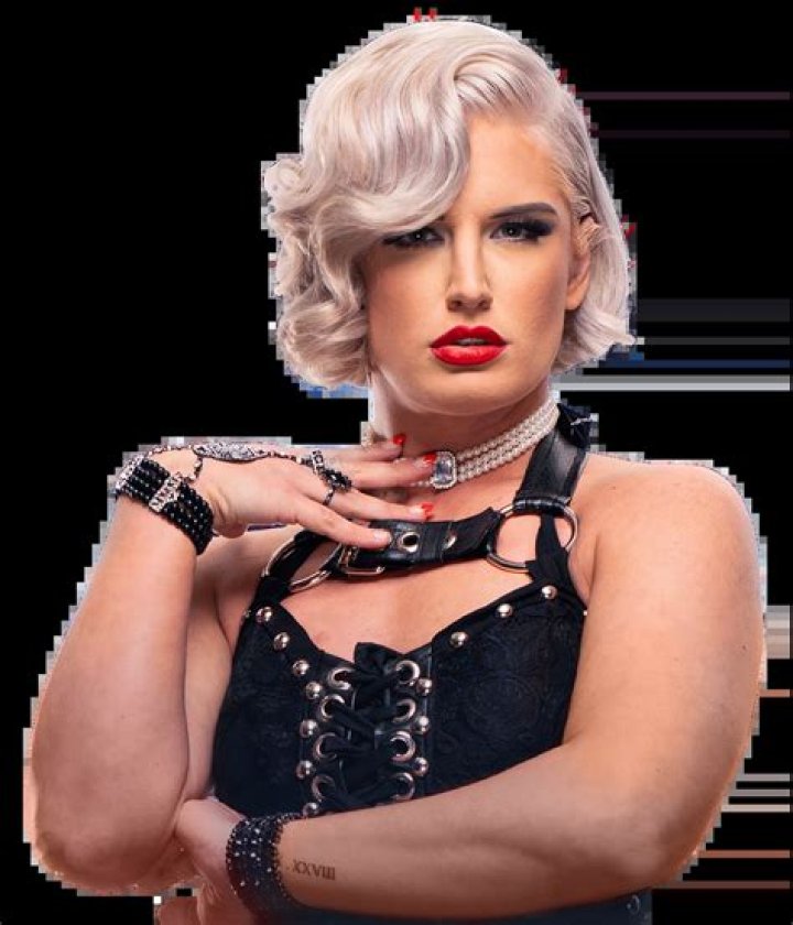 How tall is Toni storm?