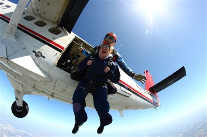 Is bungee jumping or skydiving safer?