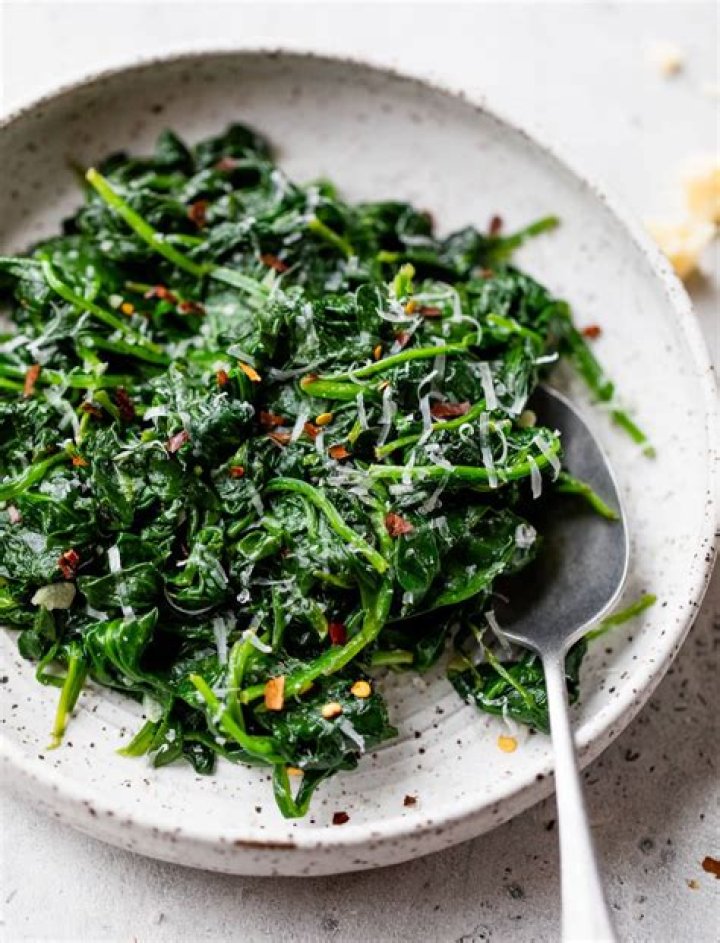 Is cooked spinach as good as raw?
