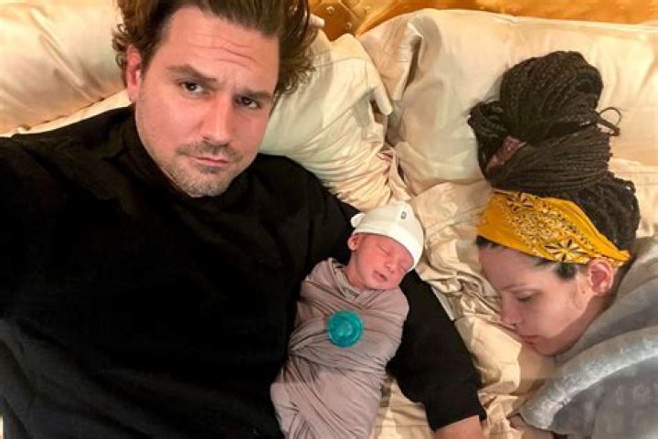 Is Halsey's baby G-Eazy's?