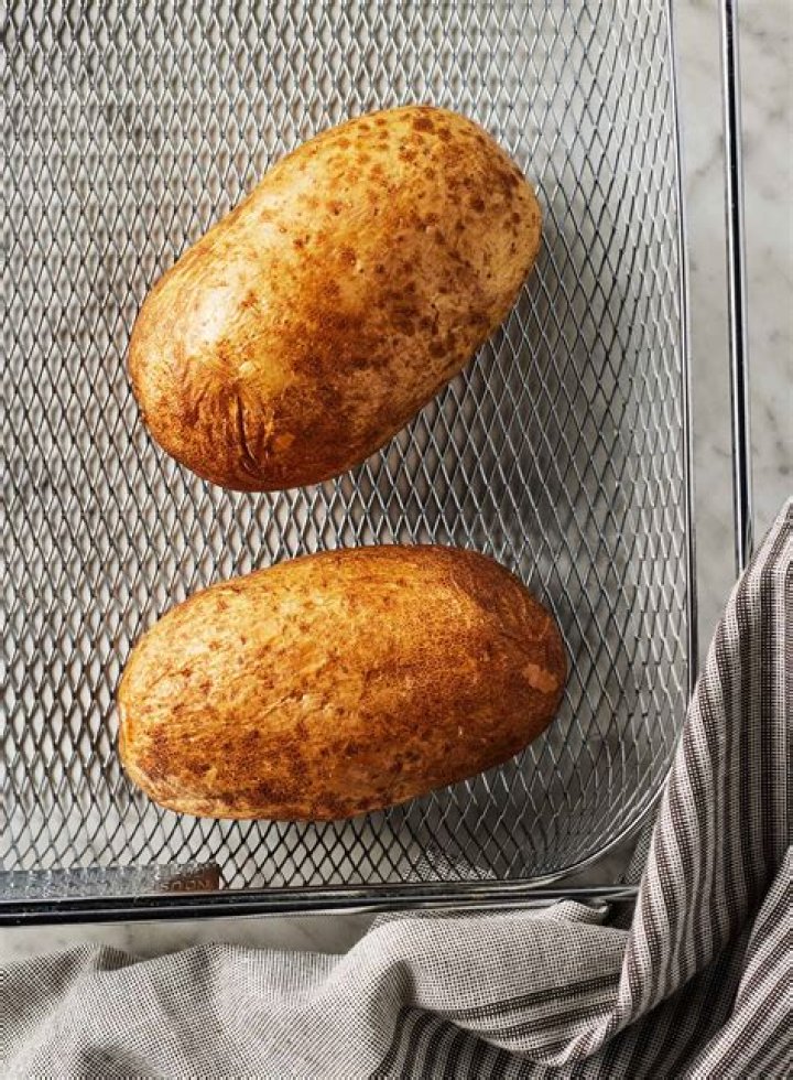 Is it better to bake a potato in the oven or microwave?