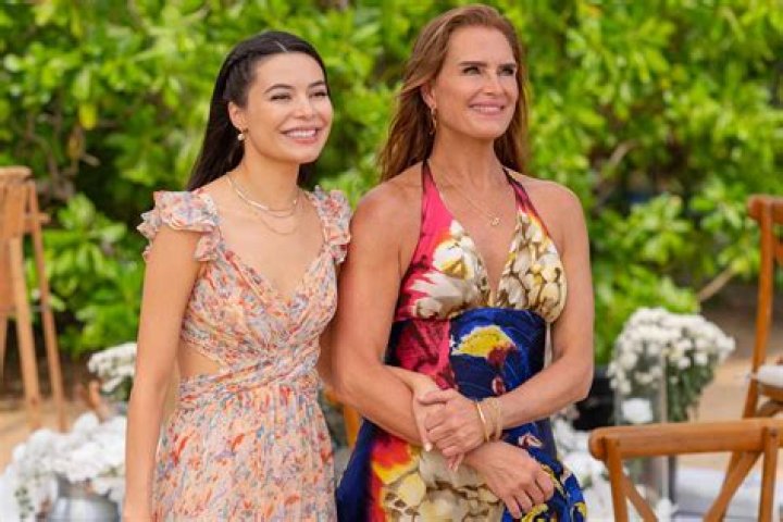 Is it OK for the mother of the bride to host a bridal shower?