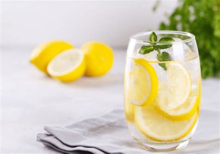 Is lemon water good for hormones?