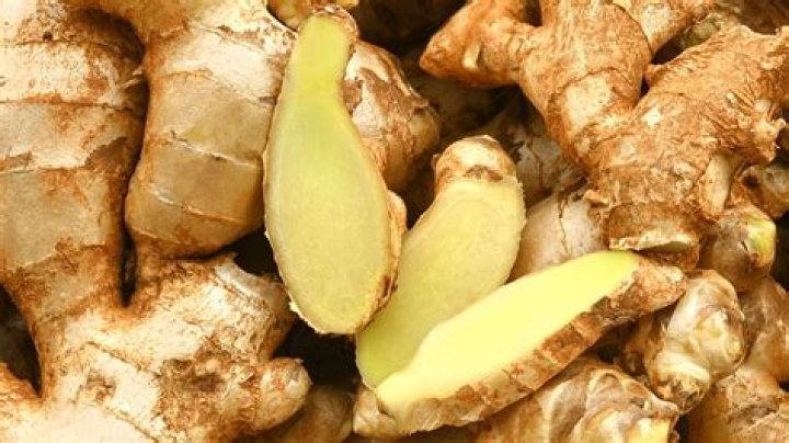 Should ginger be peeled before boiling?