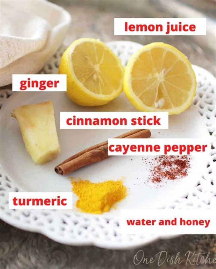 What are the benefits of mixing honey and turmeric?