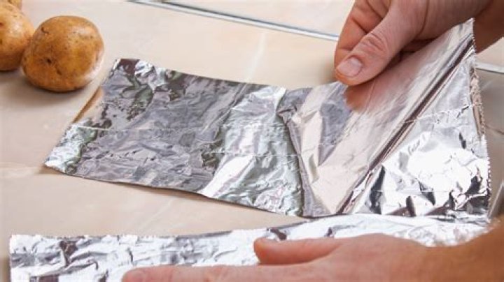 What charge does aluminum foil have?
