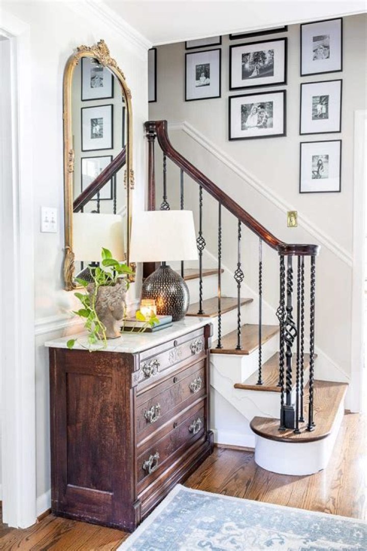 What colors go with off-white walls?