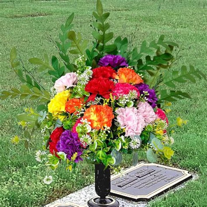 What Colour flowers do you put on a grave?