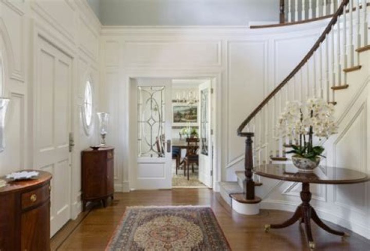 What does a foyer look like?