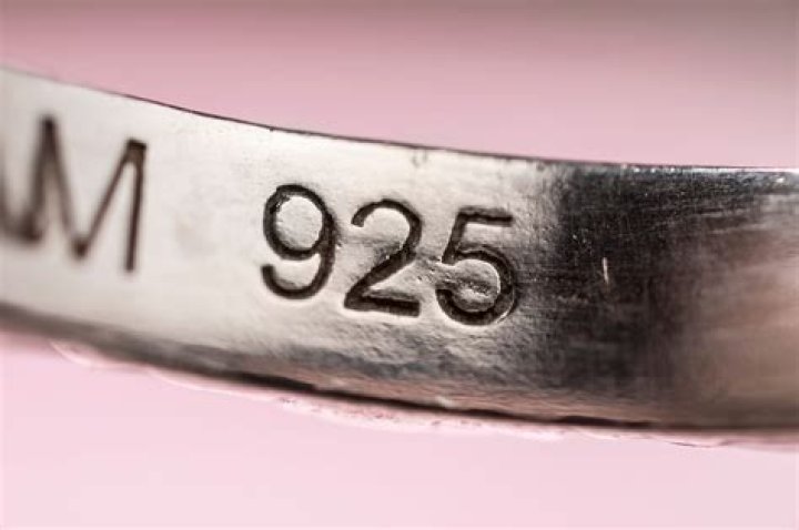 What does F 925 on a ring mean?