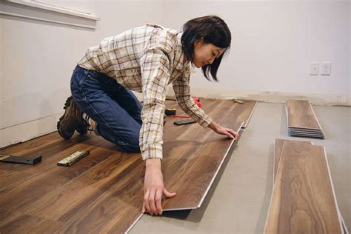 What does Lowes charge to install laminate flooring?
