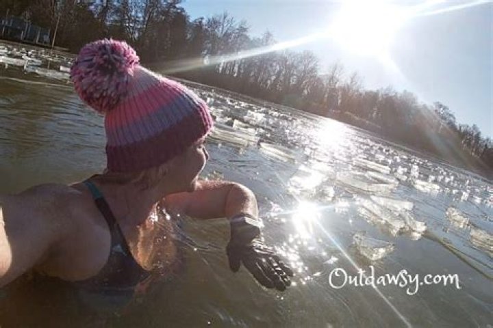 What happens to your body after cold water swimming?