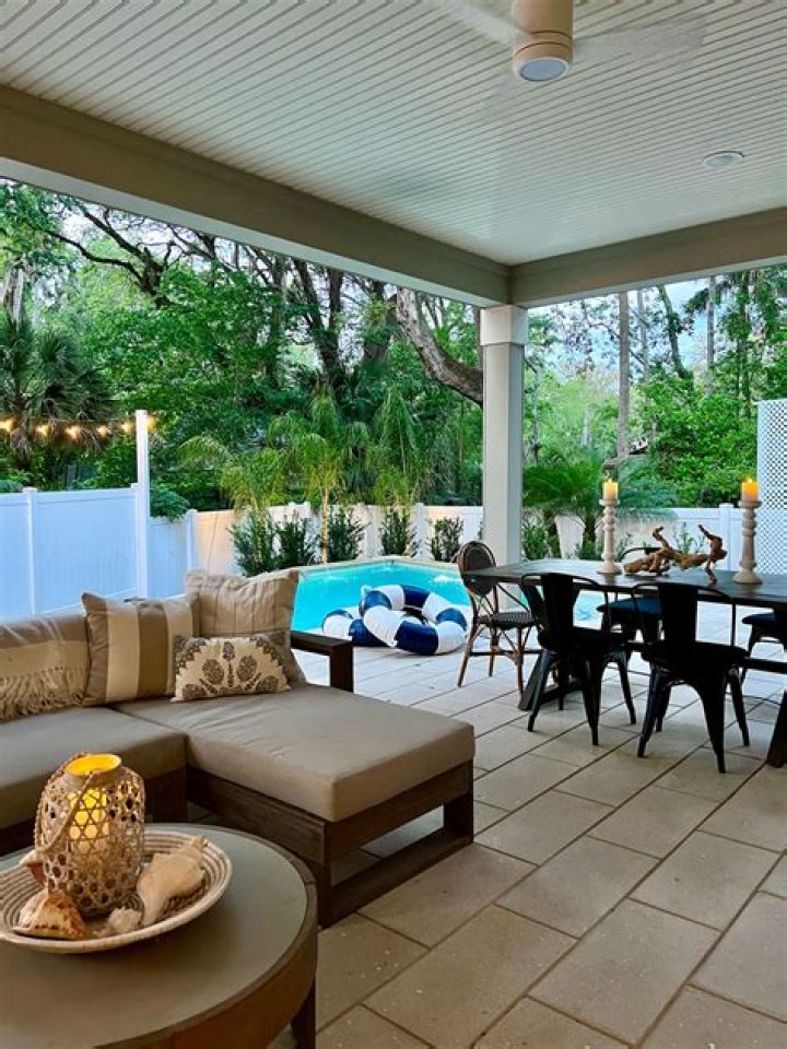 What makes a porch a lanai?