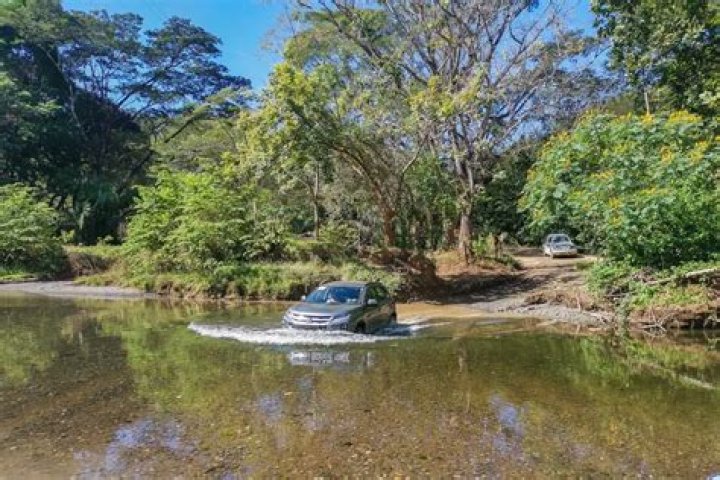 What side of the road do you drive on in Costa Rica?