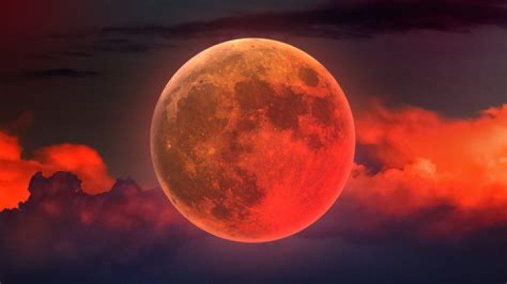 What time is the Super blood moon?